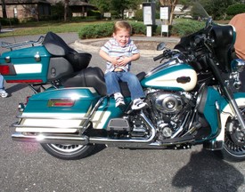 Wed 24 Dec 2008 03:40:18 PM

Andrew sitting on Mr. Mike's new Harley Davidson Ultra Classic.