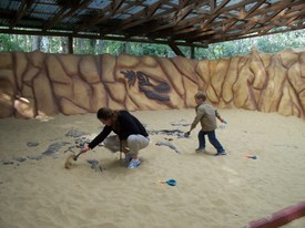 Sat 28 Nov 2009 02:59:51 PM

Andrew and mom digging in the 