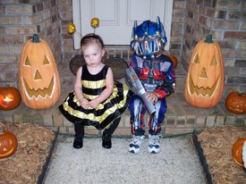 Sun 31 Oct 2010 06:43:17 PM

Gracie and Andrew getting ready to 
